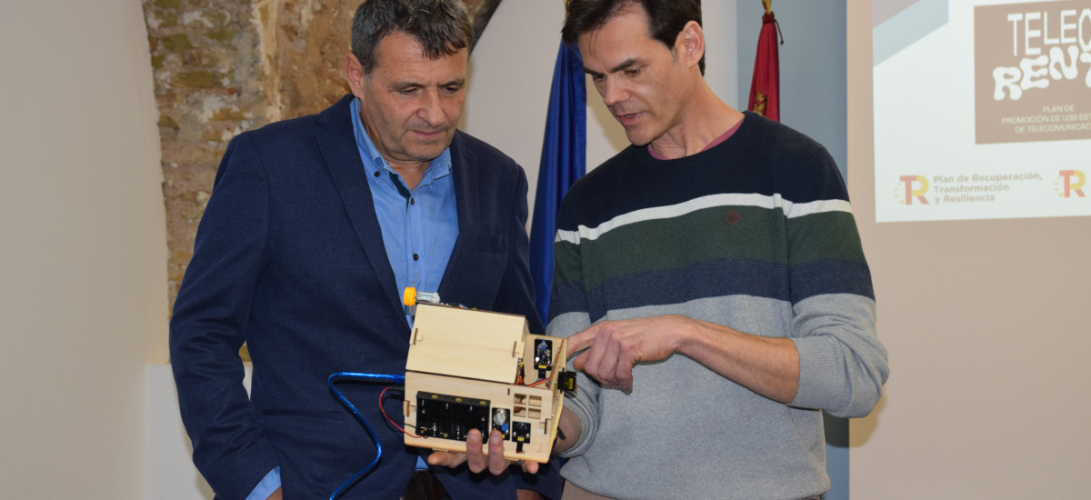 Imagen La Escuela de Teleco reparte 40 kits de arduino a preuniversitarios de la Región